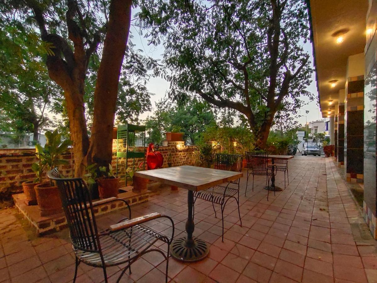 Bougainvilla Apartment Surat Buitenkant foto