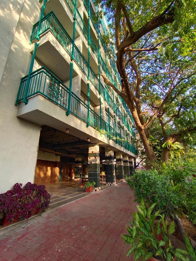 Bougainvilla Apartment Surat Buitenkant foto