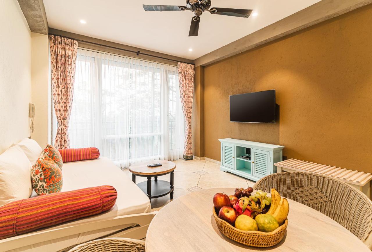 Bougainvilla Apartment Surat Buitenkant foto