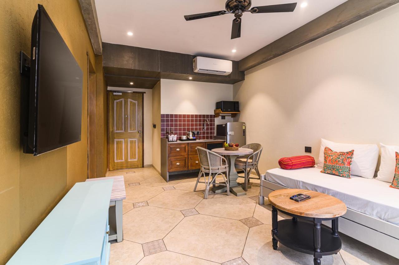 Bougainvilla Apartment Surat Buitenkant foto