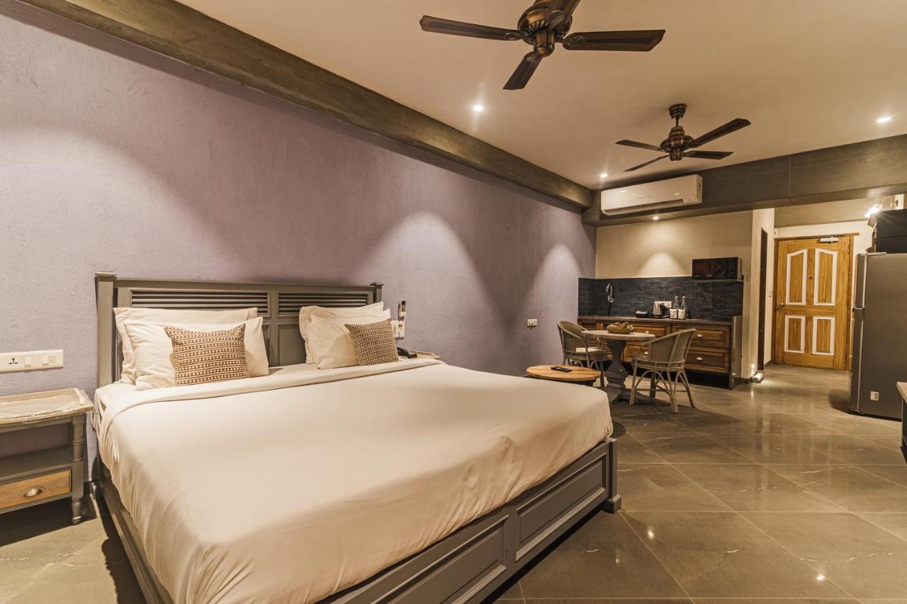 Bougainvilla Apartment Surat Buitenkant foto