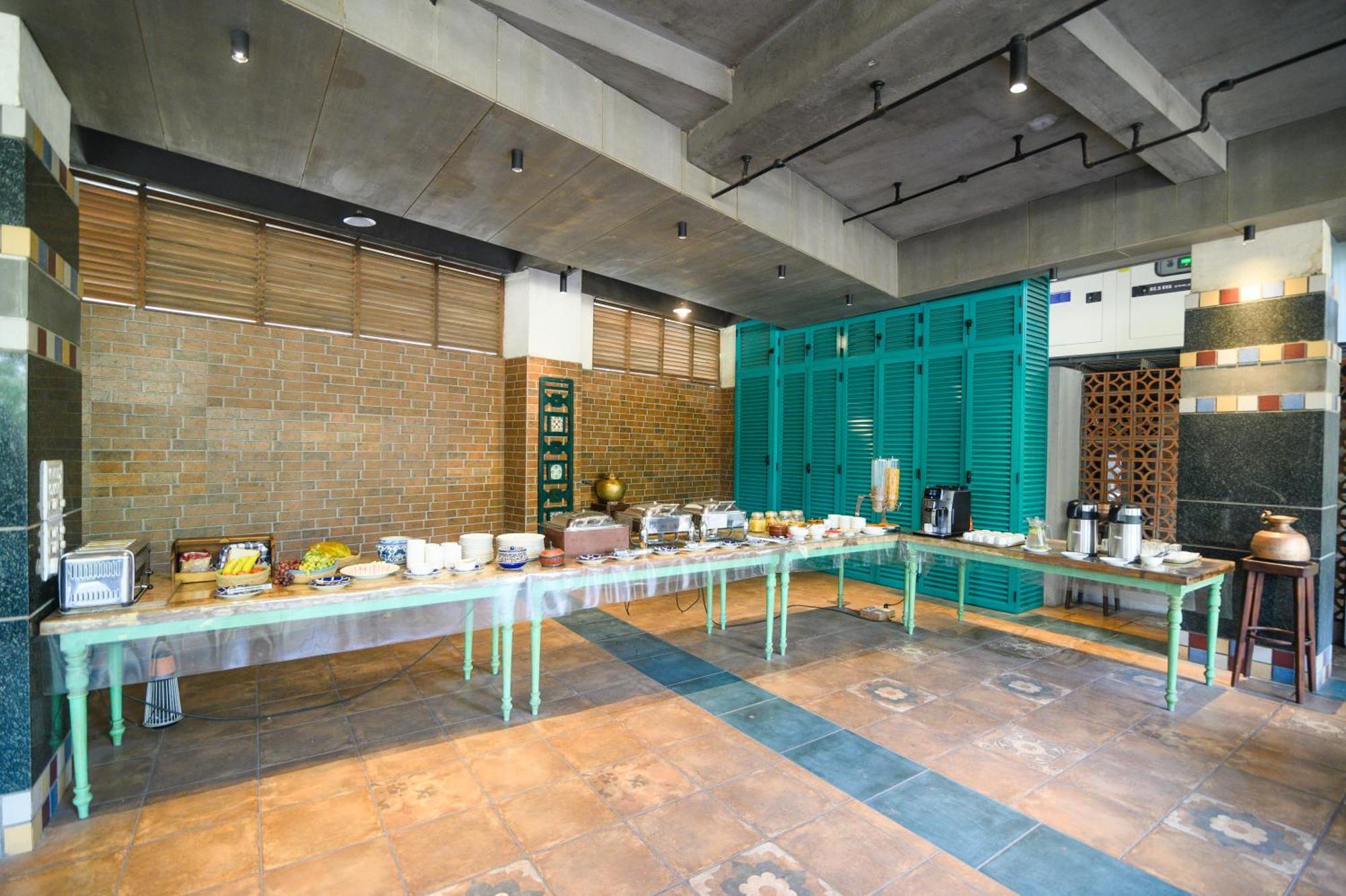 Bougainvilla Apartment Surat Buitenkant foto