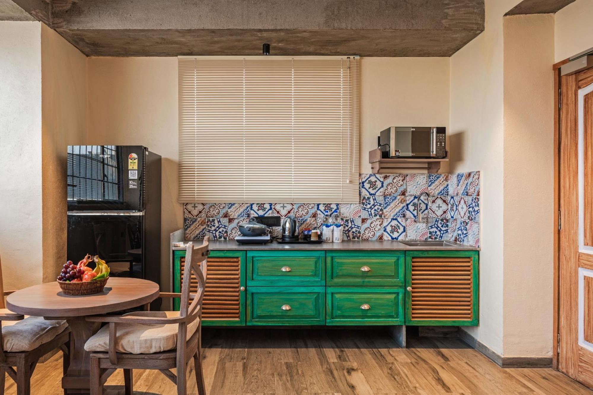 Bougainvilla Apartment Surat Buitenkant foto
